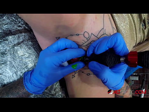 ❤️ E dashura jashtëzakonisht e bërë me tatuazhe, Sully Savage, bëri një tatuazh në klitorisin e saj ☑ Porno ruse tek ne sq.filmexxx18.ru ☑